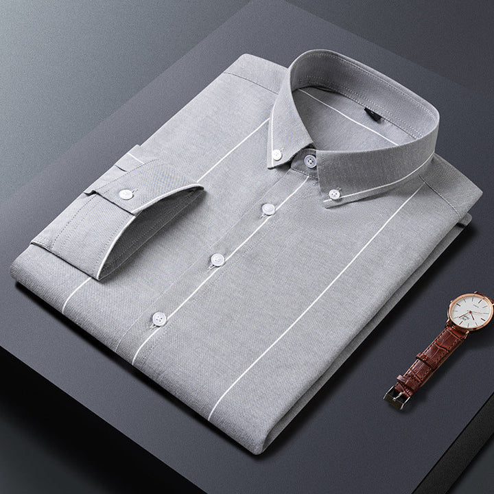 Moda uomo: camicia a righe verticali, maniche corte, vestibilità slim, perfetta per l'estate casual.