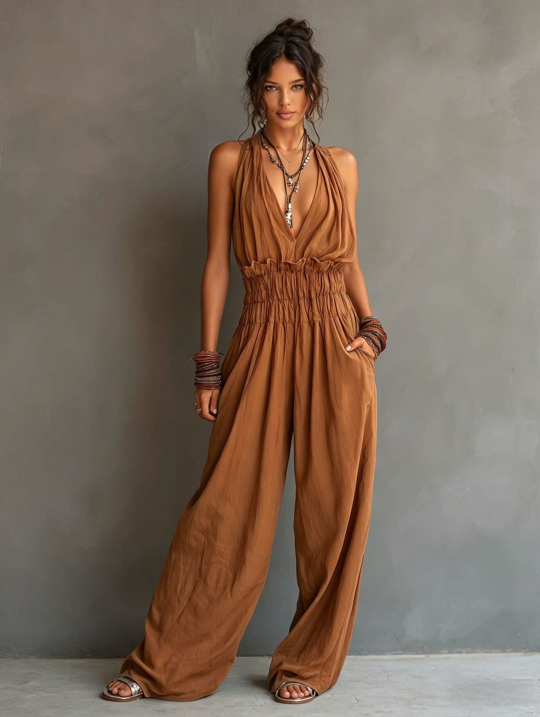 Tuta lunga donna estiva con scollo a V e gamba larga, un look confortevole e sofisticato per ogni occasione.