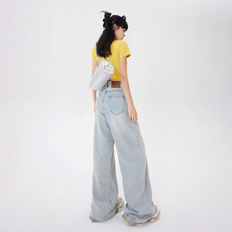 Jeans da donna retrò con vita alta e gamba larga, un capo essenziale per un guardaroba casual e moderno.