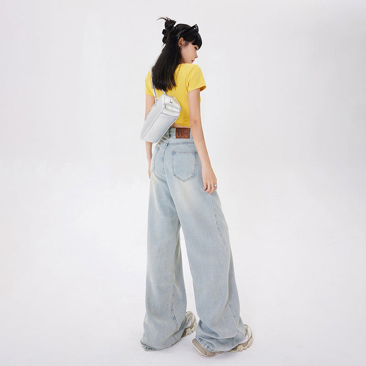 Jeans da donna retrò con vita alta e gamba larga, un capo essenziale per un guardaroba casual e moderno.