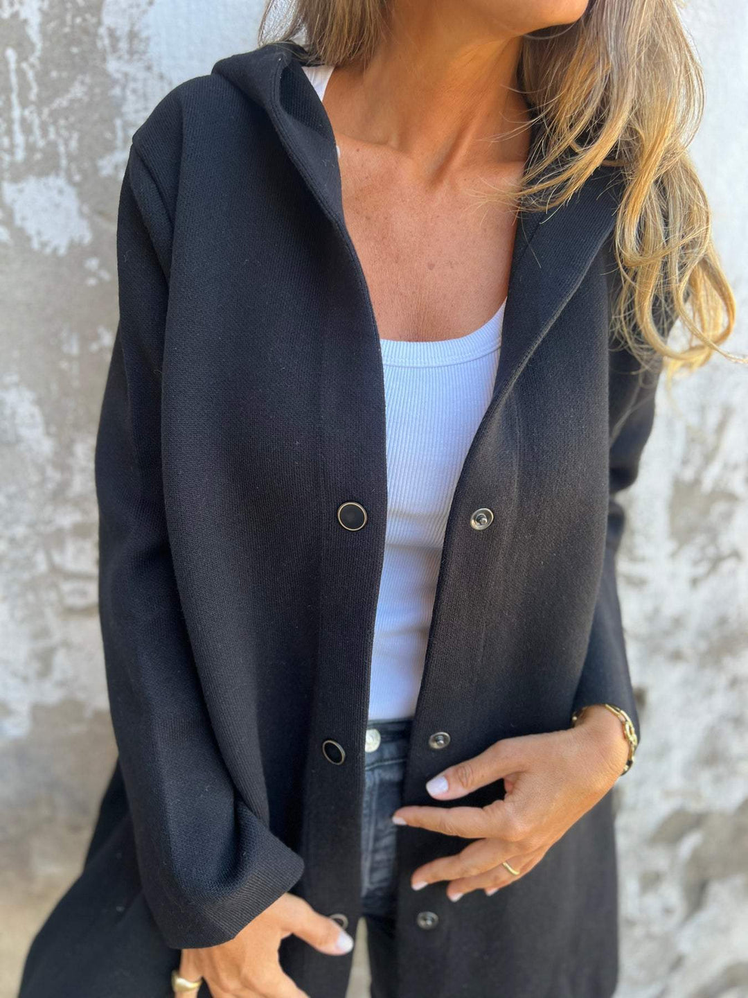 Cardigan elegante donna con cappuccio e bottoni, abbigliamento femminile versatile.
