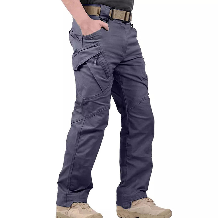 Cuciture rinforzate sui pantaloni cargo, garantiscono durabilità e resistenza all'usura.