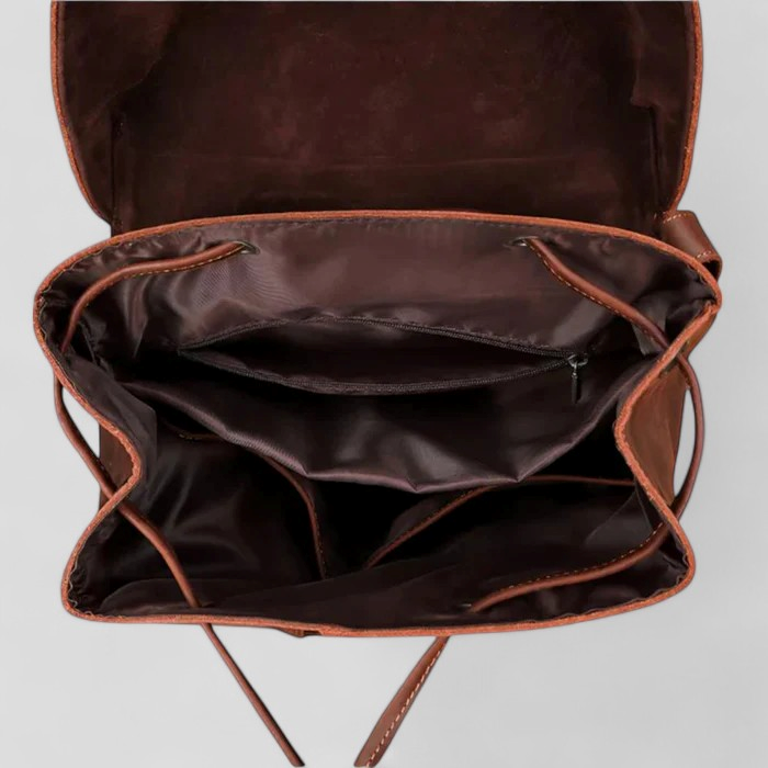 Borsa zaino uomo marrone con patta, un accessorio chic ed elegante, perfetto per ogni outfit e occasione.