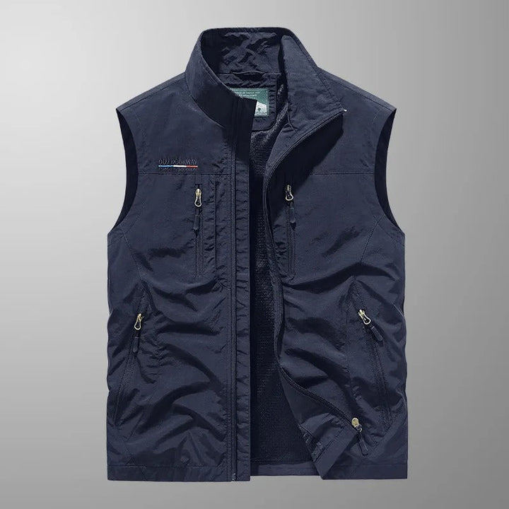 Gilet leggero uomo per avventura e outdoor. Design pratico con tasche ampie, massimo comfort.