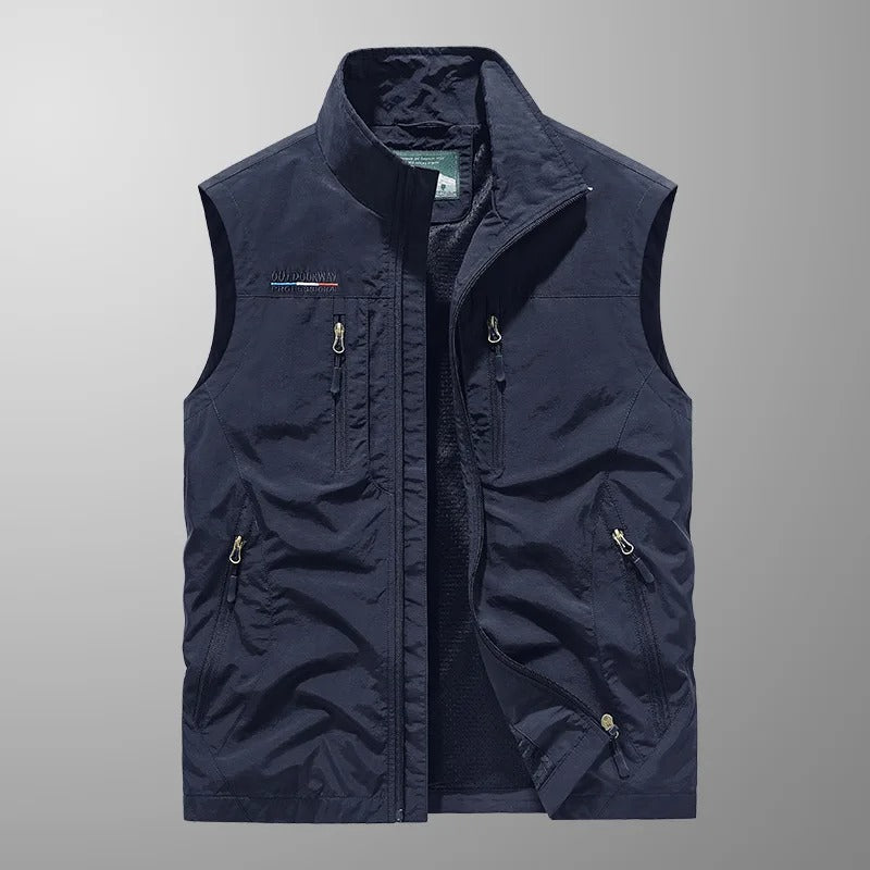 Gilet uomo per outfit versatile, senza maniche, con zip. Abbigliamento quotidiano e casual.