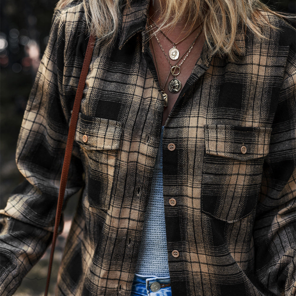 Camicia donna casual a quadri con manica lunga, tasche e vestibilità rilassata, perfetta per l'abbigliamento quotidiano.