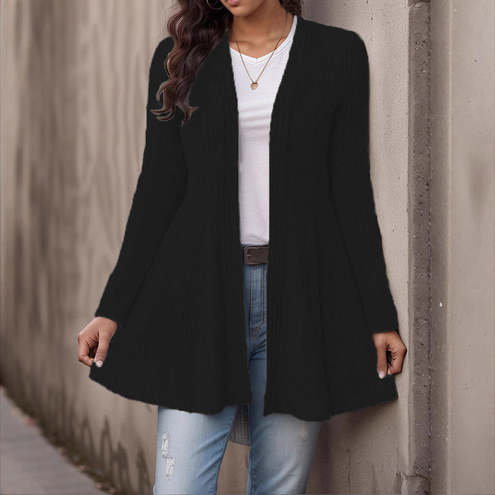 Morbido cardigan donna a righe, comoda maglia per ogni giorno. Abbigliamento versatile per l'autunno.
