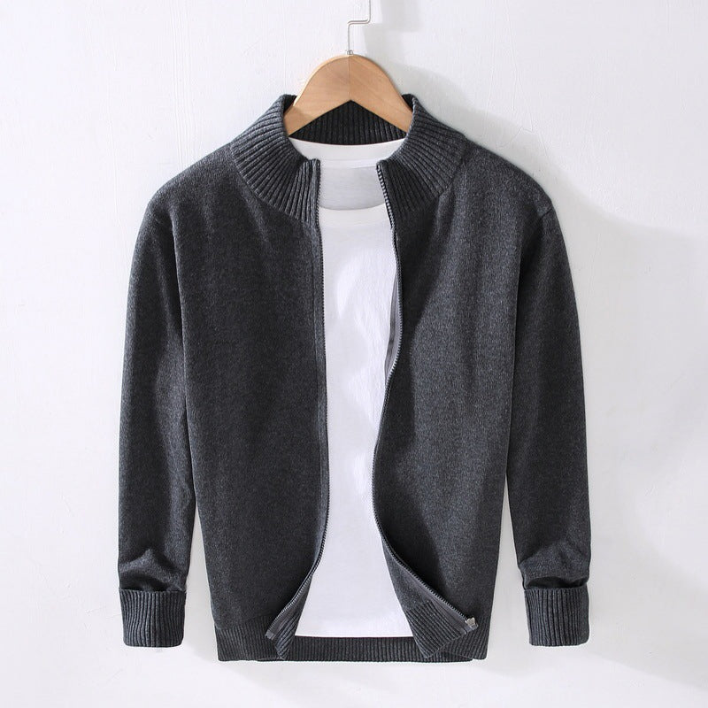 Cardigan nero uomo, modello slim fit a tinta unita con bottoni. Abbigliamento autunnale maschile.