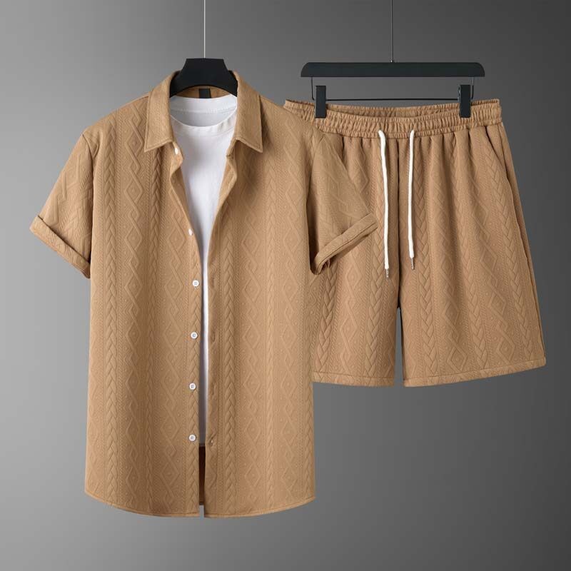 Dettaglio pantaloncini uomo casual con motivo a rombo, parte del completo due pezzi estivo.