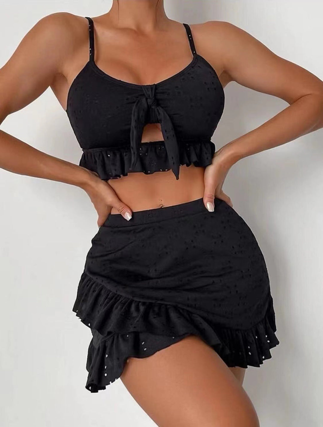 Set bikini tre pezzi da donna elegante con dettagli increspati, perfetto per moda mare estiva e spiaggia.