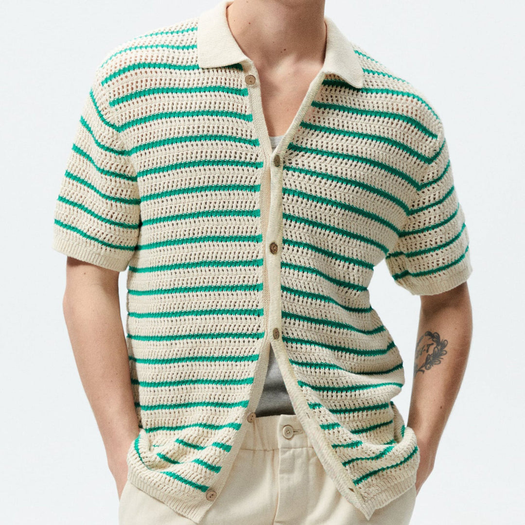 Cardigan polo uomo a righe verde e nero, maniche corte e bottoni. Perfetto per un look casual estivo.