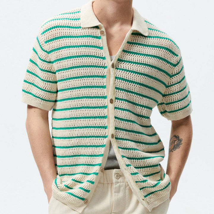 Cardigan polo uomo a righe verde e nero, maniche corte e bottoni. Perfetto per un look casual estivo.