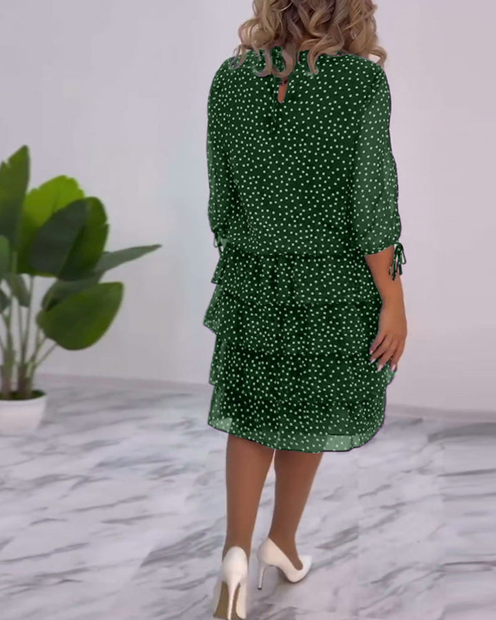 Vestito a pois per donna, gonna fluida, maniche a tre quarti. Abito elegante e casual per look chic d'autunno.