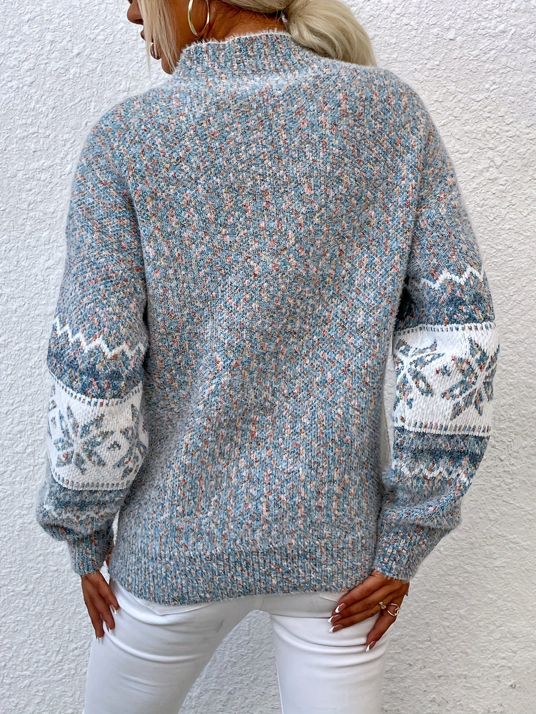 Maglia donna rosa collo alto, fiocchi di neve ricamati, perfetta per moda invernale casual.