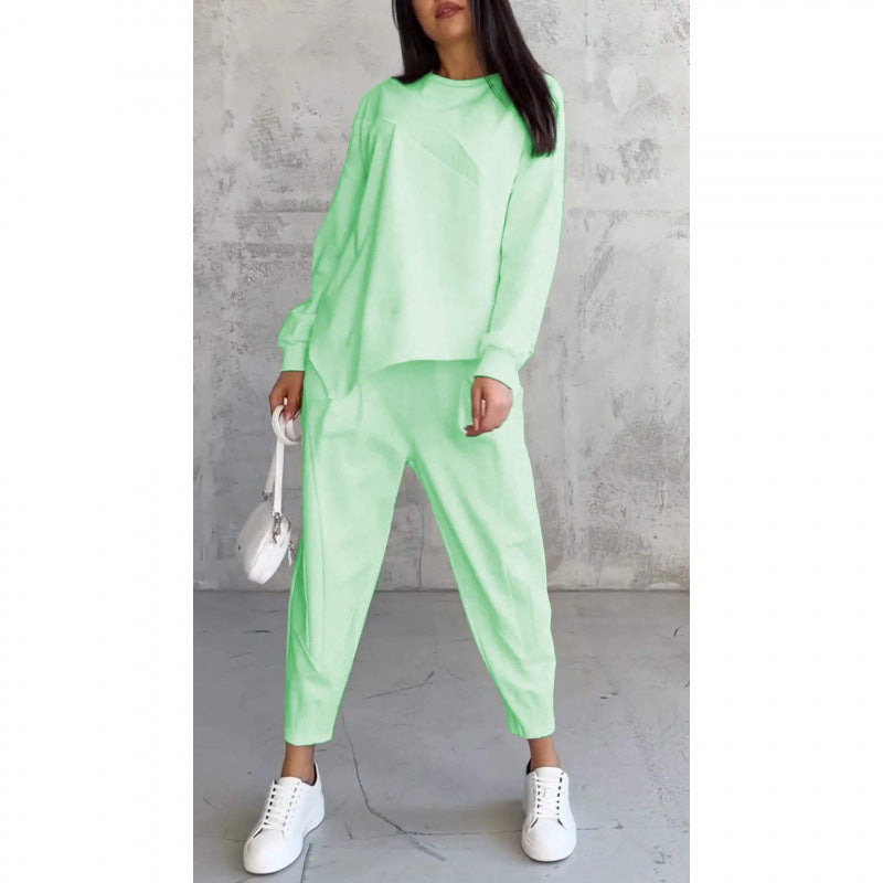 Completo moda donna per il relax. Felpa asimmetrica e pantaloni comodi, perfetti per un look casual e accogliente.