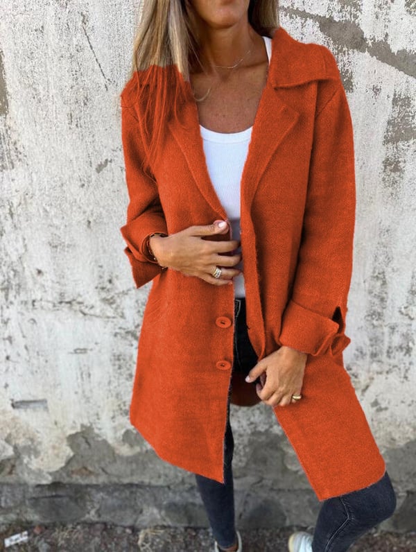 Capo chic: giacca oversize donna con revers dentellato e bottoni, abbigliamento femminile di stile.