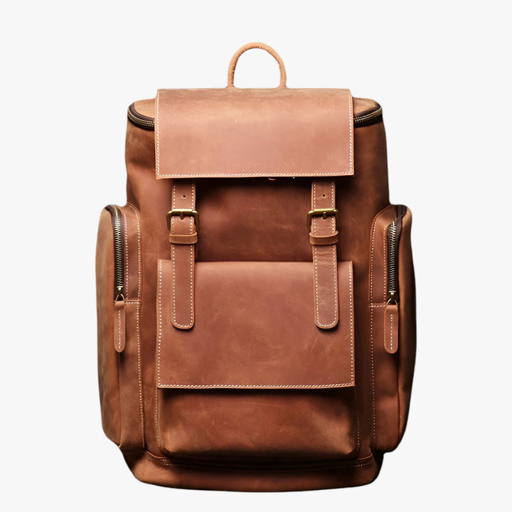 Zaino uomo con patta, versatile per viaggio e uso quotidiano. Stile moderno e funzionale, accessori uomo.