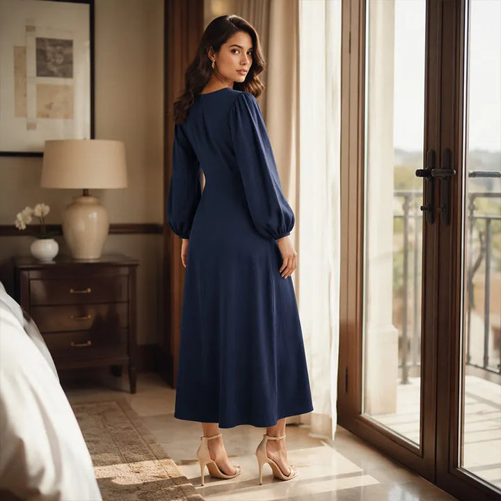 Abito maxi donna multicolore, scollo a V e maniche a sbuffo, vista laterale, stile elegante e casual chic per l'estate.