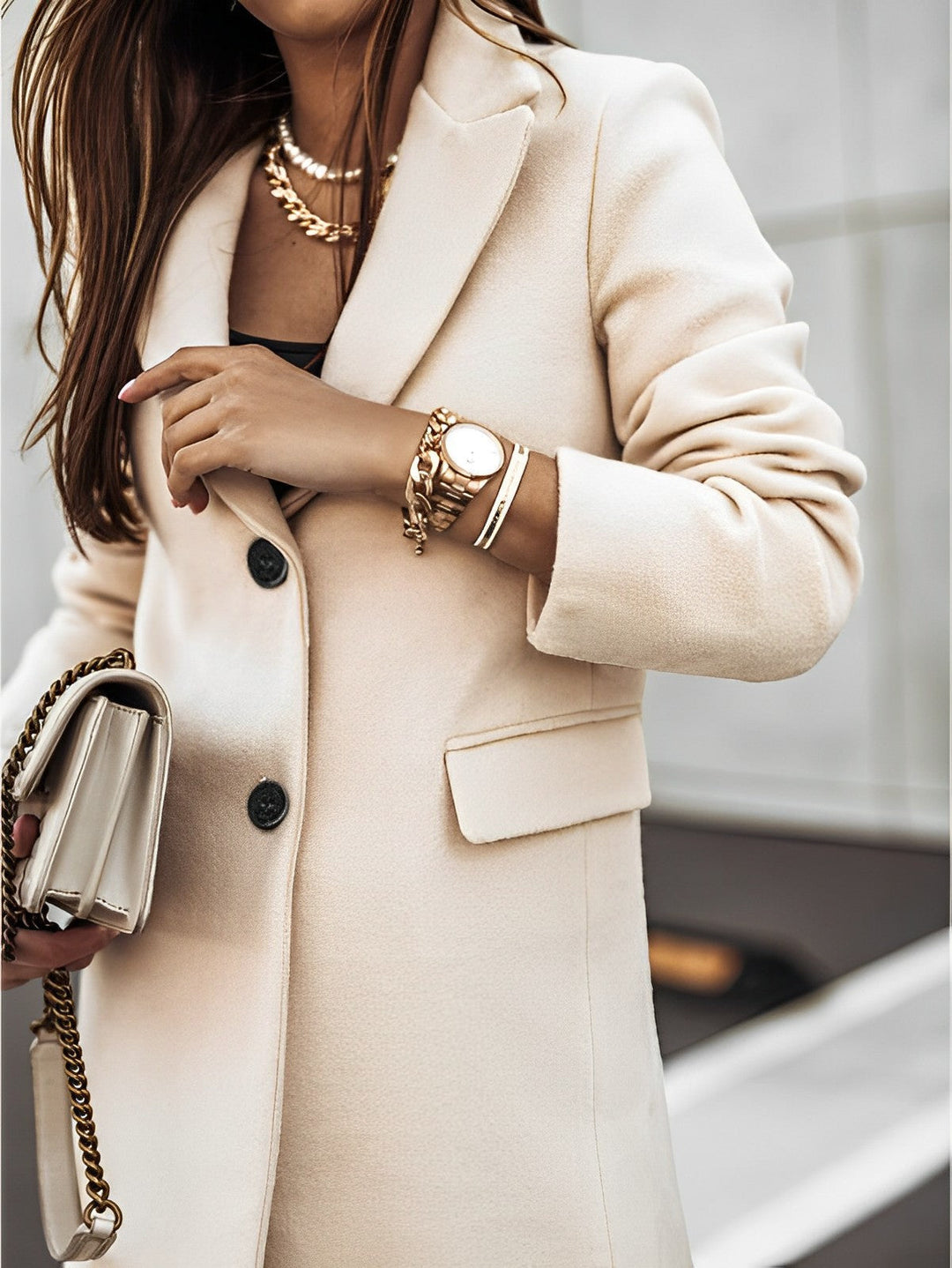 Moda outerwear: Cappotto lungo autunnale da donna con bottoni frontali e scollo a V. Look sofisticato.