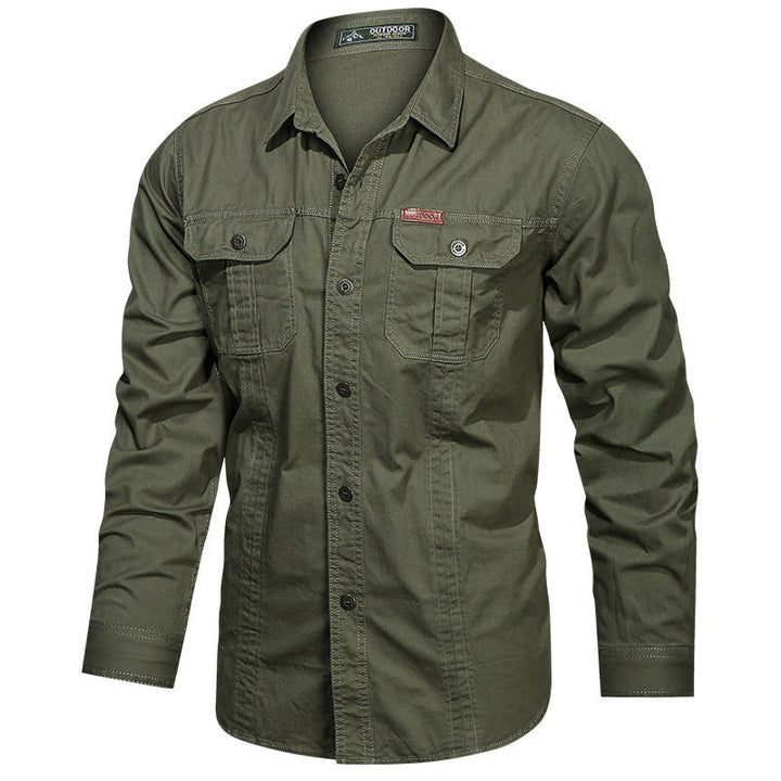 Dettaglio camicia militare uomo: tasche frontali con patta, funzionalità e stile pratico per l'abbigliamento.