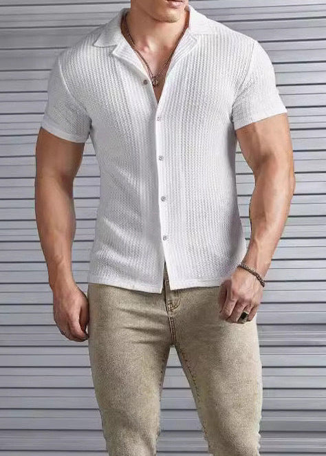 Uomo indossa maglietta Henley bianca estiva in nido d'ape. Stile casual e versatile per la moda uomo, ideale per l'estate.