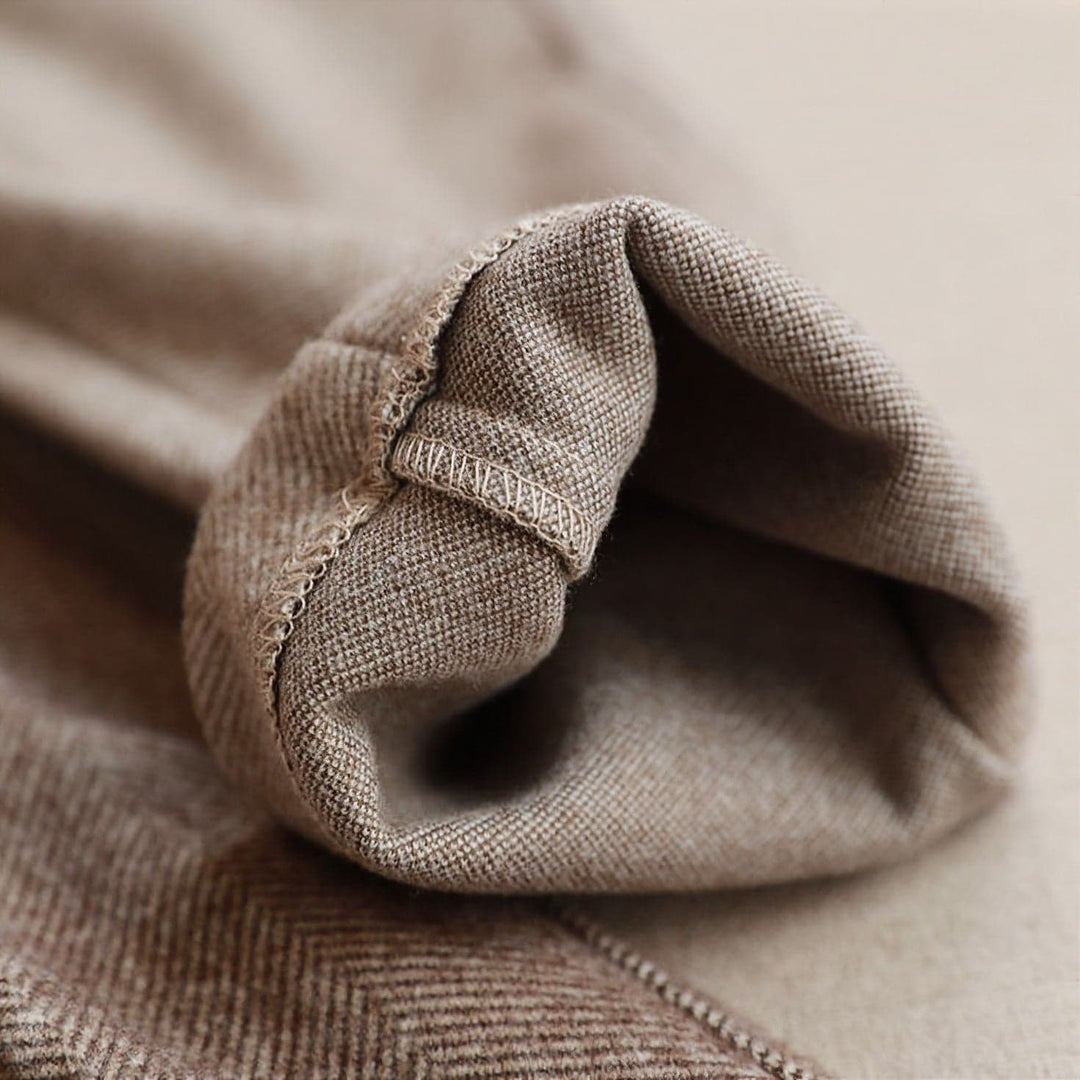 Pantaloni uomo slim fit eleganti, mostrano la vestibilità aderente e moderna lateralmente.