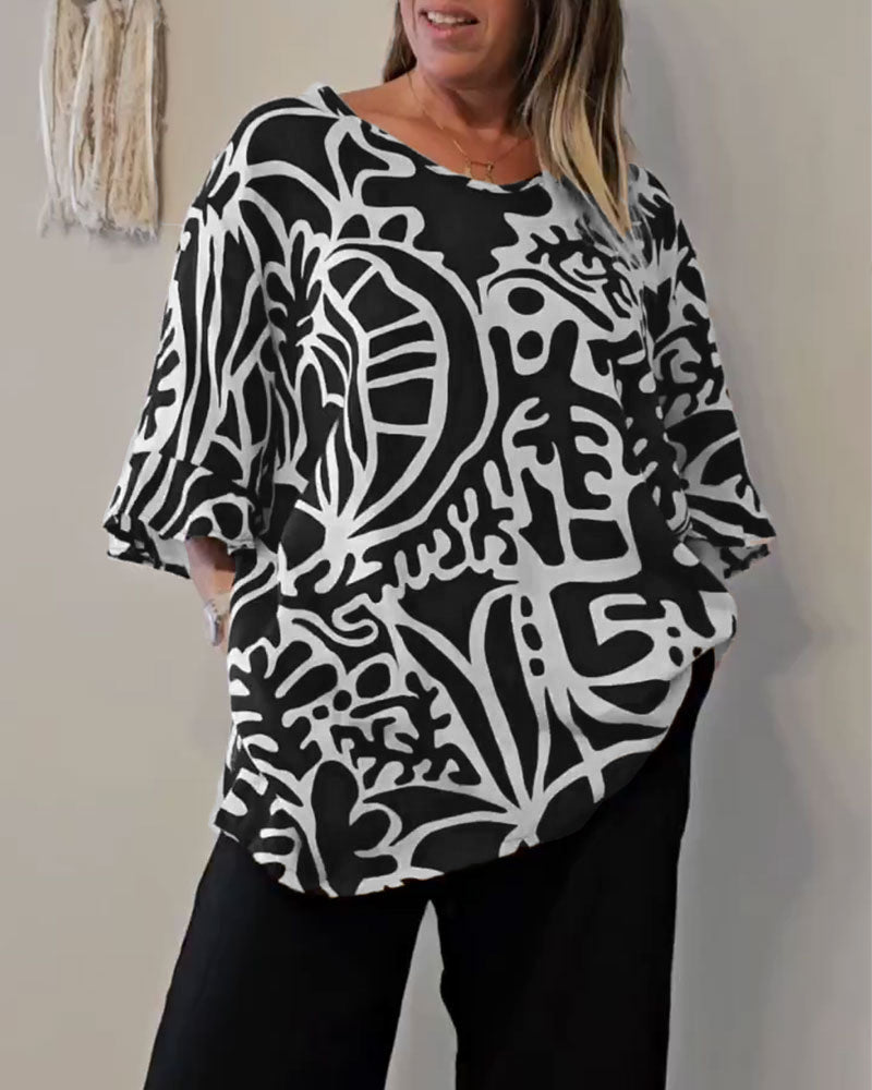 Elegante top donna ampio con stampa astratta moderna. Maniche fluide per comfort e stile estivo versatile.