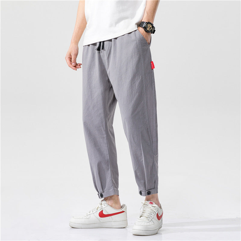 Pantaloni uomo grigi, vita elasticizzata con coulisse. Gamba affusolata e fondo regolabile per un look casual versatile.