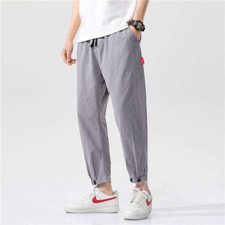 Pantaloni uomo grigi, vita elasticizzata con coulisse. Gamba affusolata e fondo regolabile per un look casual versatile.