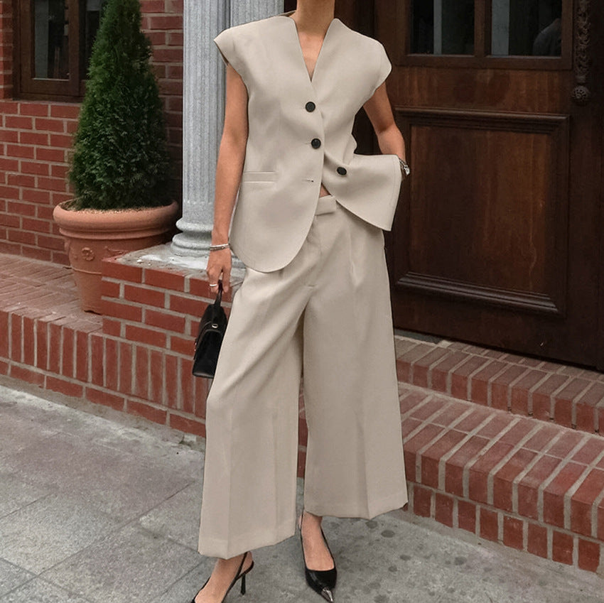 Blazer donna beige formale, con taglio sartoriale. Perfetto per un look professionale ed elegante.