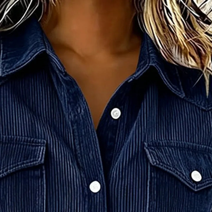 Camicia donna velluto a coste, maniche lunghe, bottoni e doppie tasche. Per un look chic e confortevole.