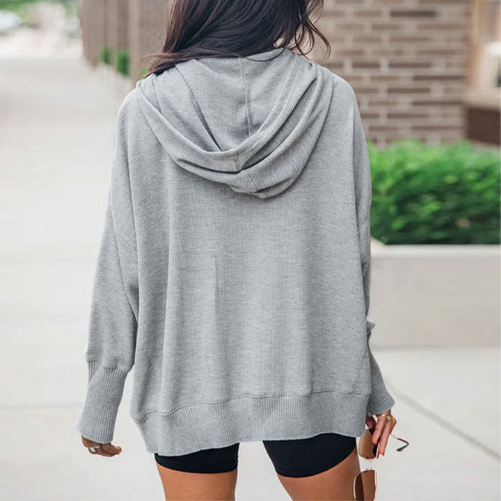 Cardigan donna morbido con cappuccio, grigio chiaro. Perfetto per outfit autunnali e invernali, stile casual.