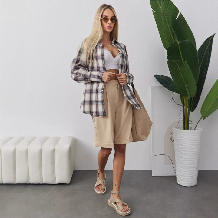 Abbigliamento femminile: camicia a maniche lunghe con plaid cachi, vestibilità ampia per comfort quotidiano.