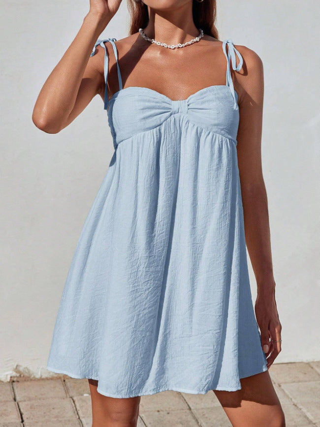 Mini abito versatile donna per look elegante o casual. Abito estivo comodo, moda minimalista.
