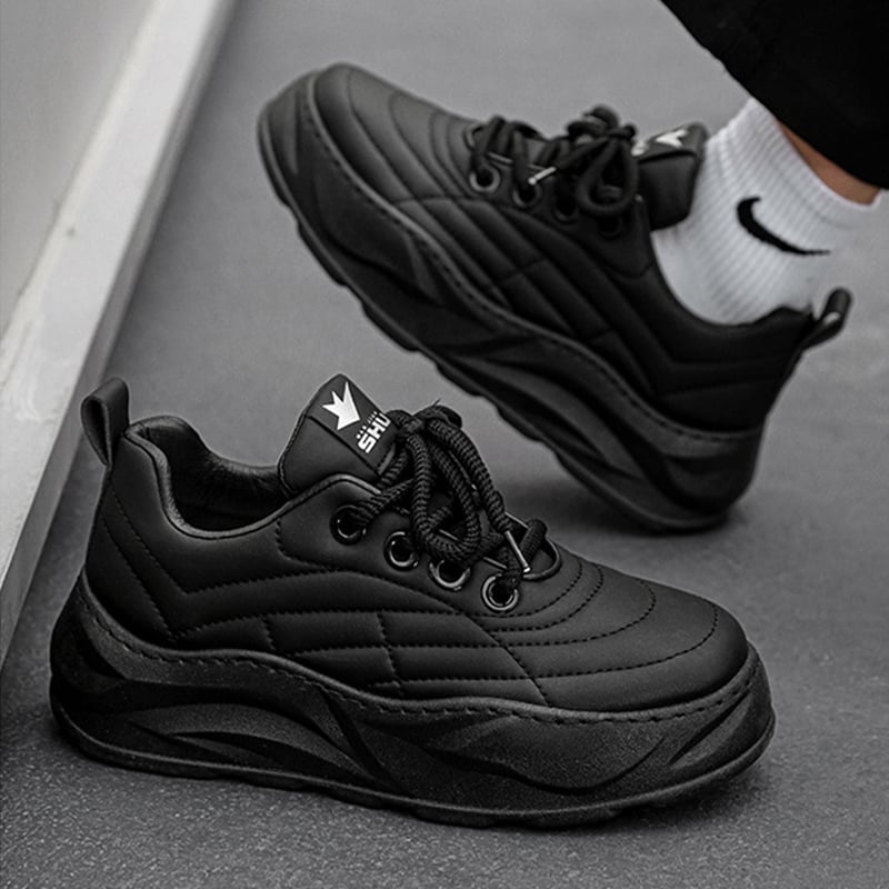 Sneakers uomo con suola spessa per trazione superiore. Calzature moderne per corsa, sport o moda casual quotidiana.