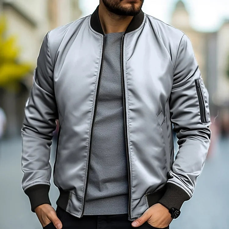 Giacca bomber uomo primaverile, confortevole e con cerniera, ideale per look moderno.