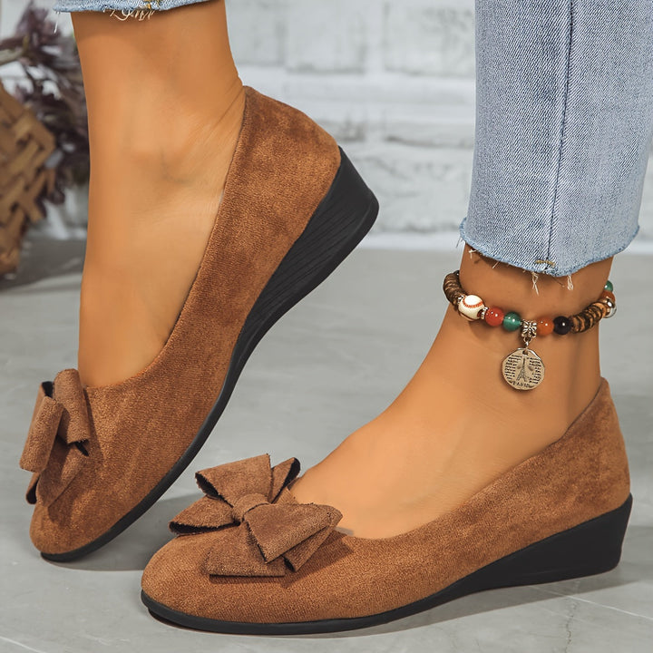Scarpe donna ballerine: fiocco classico e comfort della suola imbottita.