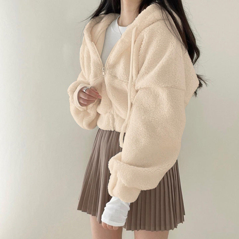 Giacca corta donna invernale di tendenza, con collo alto e taglio elegante, versatile per moda e freddo.