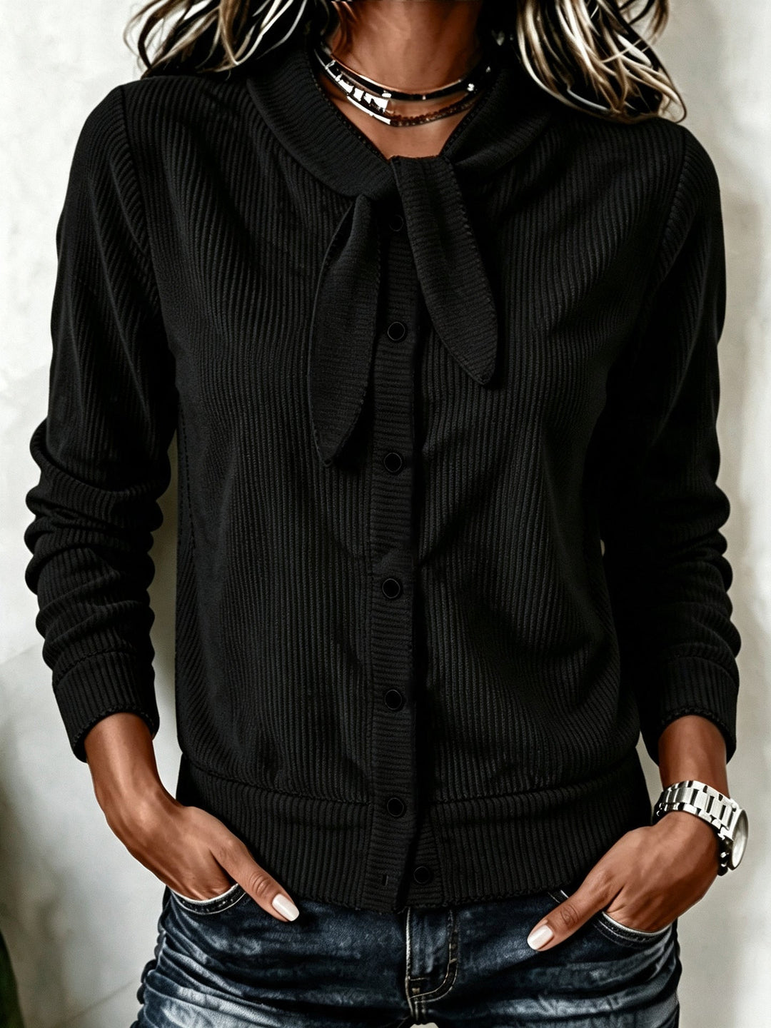 Maglione donna morbido con fiocco in velluto, bottoni per un tocco chic. Autunno inverno.
