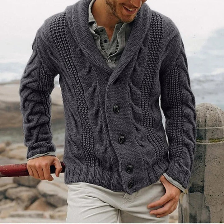 Cardigan caldo uomo in maglia con bottoni, ideale per outfit casual o formali della moda autunnile.