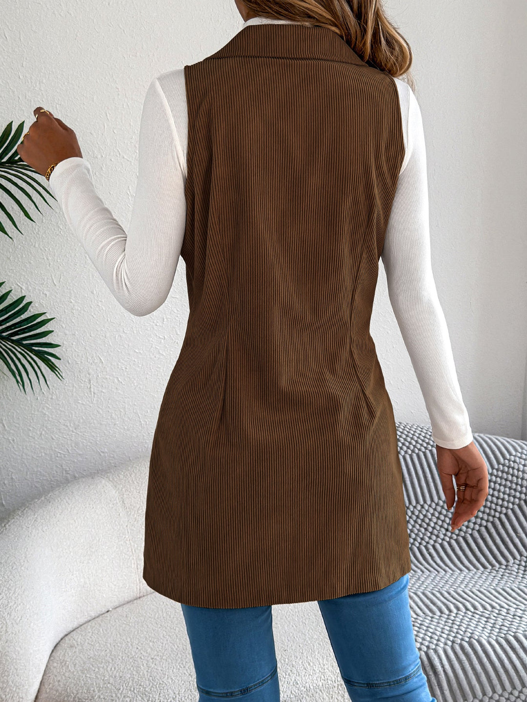 Gilet lungo versatile da donna, con tasche e chiusura doppiopetto, per un look a strati impeccabile.