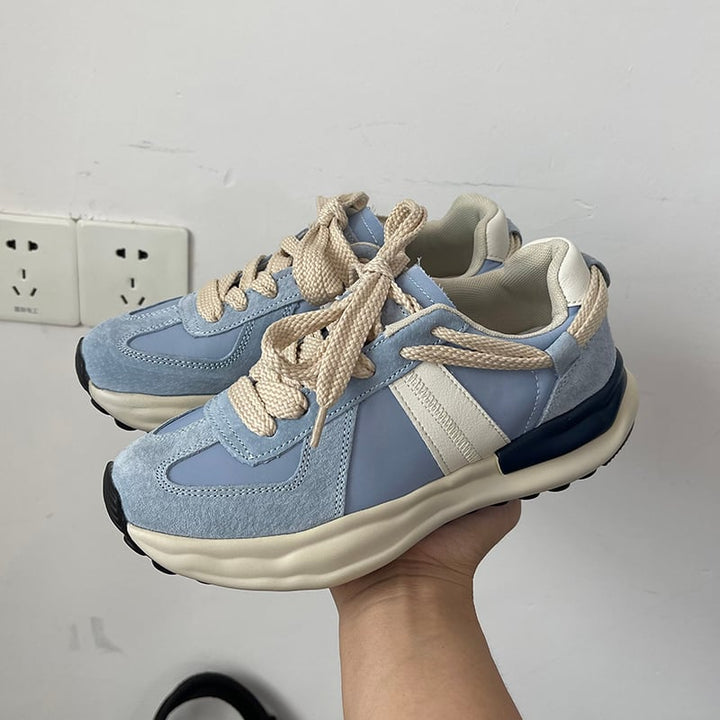 Calzature sportive uomo blu cielo con lacci per passeggio. Scarpe casual comode con tacco basso, ideali per il quotidiano.