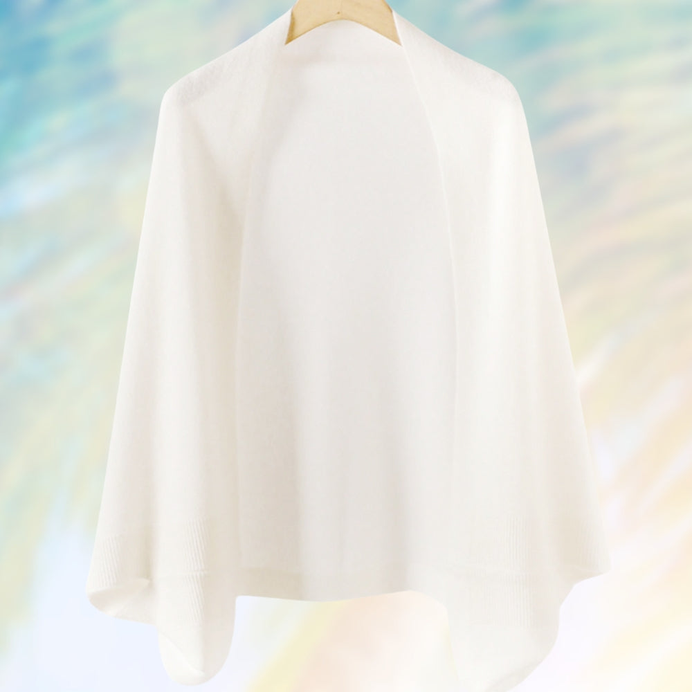 Sciarpa donna in lana elegante, drappeggiata con stile, accessorio moda versatile per l'inverno.