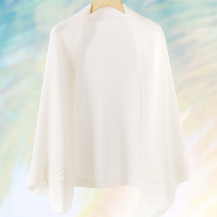 Sciarpa donna in lana elegante, drappeggiata con stile, accessorio moda versatile per l'inverno.