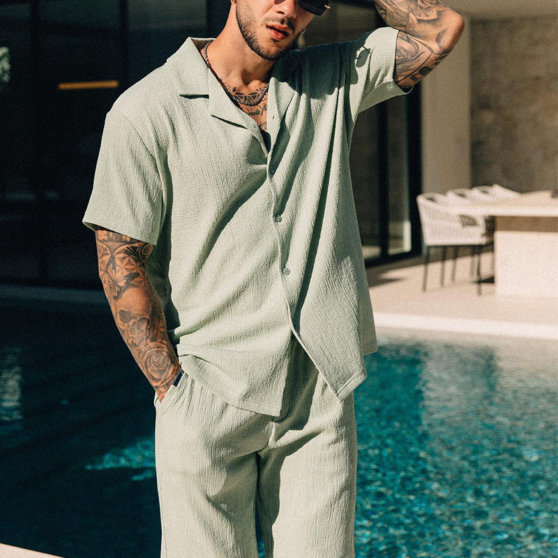 Outfit estivo uomo: completo due pezzi streetwear con t-shirt stampata e pantaloncini comodi. Abbigliamento casual.