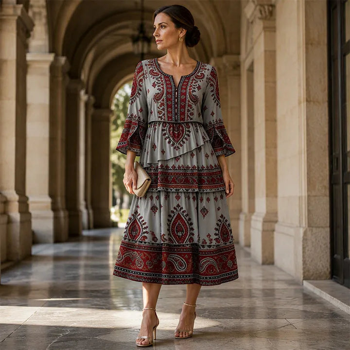 Elegante abito da donna bohémien, vestito midi con stampa etnica e volant, in cotone leggero estivo.