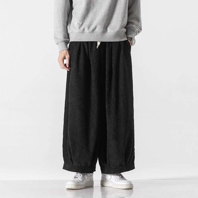 Pantaloni comodi da uomo con pieghe, per un outfit casual chic o un look elegante per l'inverno.