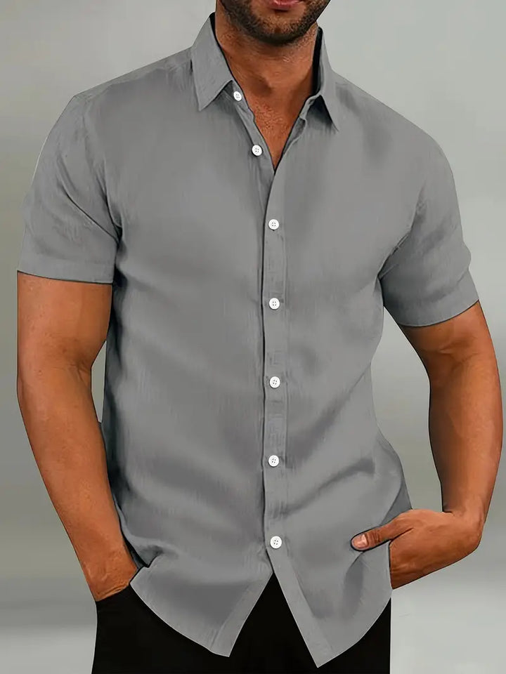 Comfort leggero e stile estivo: camicia uomo maniche corte. Ideale per il tempo libero e moda uomo casual.
