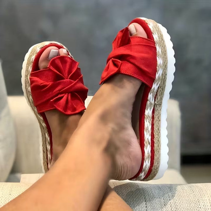 Sandali donna chic con fiocco, plateau moderno. Scarpe estive versatili per un tocco di eleganza casual.