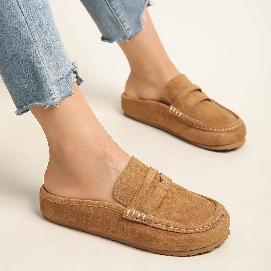 Sabot moderni da donna con plateau, combinano comfort e design contemporaneo per l'estate.
